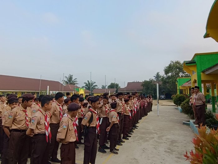 Meriahkan HUT Gerakan Pramuka Ke-65, MTsN 5 Merangin Turut Hadiri Upacara di Lapangan Desa Pinang Merah