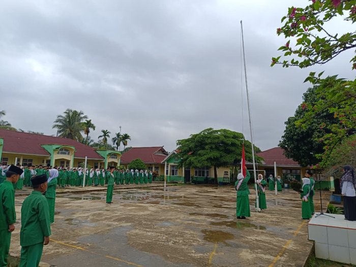 Upacara Bendera MTsN 5 Merangin, Pembina: Meraih Kesuksesan Harus Dijemput