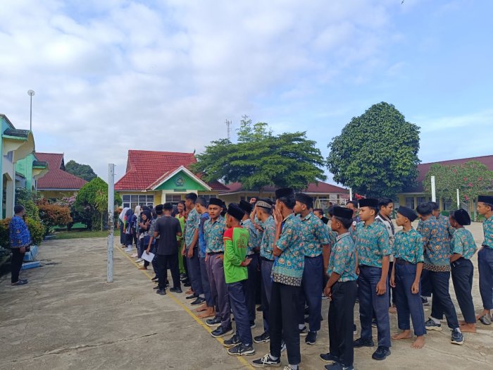 Class Meeting Hari Ketiga Semakin Seru, Antusiasme Siswa-Siswi Kelas 7-8 MTsN 5 Merangin Ramaikan Pertandingan Bola Voli Class Meeting Hari Ketiga Semakin Seru, Antusiasme Siswa-Siswi Kelas 7-8 MTsN 5 Merangin Ramaikan Pertandingan Bola Voli