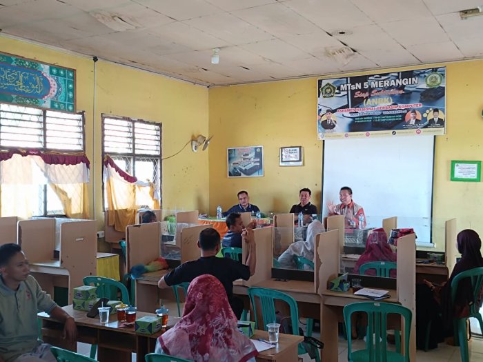 Kasi Penmad Kemenag Merangin Lakukan Pembinaan Bersama Tim Perumusan Dokumen 1 KBC MTsN 5 Merangin