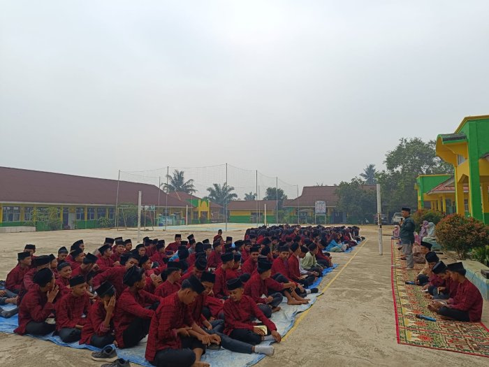 Meskipun Dingin dan Berkabut, Semangat Yaasinan Rutin MTsN 5 Merangin Diwarnai Himbauan Keselamatan Berkendara Meskipun Dingin dan Berkabut, Semangat Yaasinan Rutin MTsN 5 Merangin Diwarnai Himbauan Keselamatan Berkendara