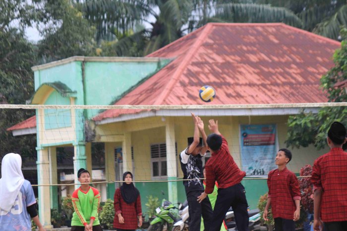 Keseruan Class Meeting Hari Keempat MTsN 5 Merangin, Perempatan Final Cabang Bola Voli Keseruan Class Meeting Hari Keempat MTsN 5 Merangin, Perempatan Final Cabang Bola Voli