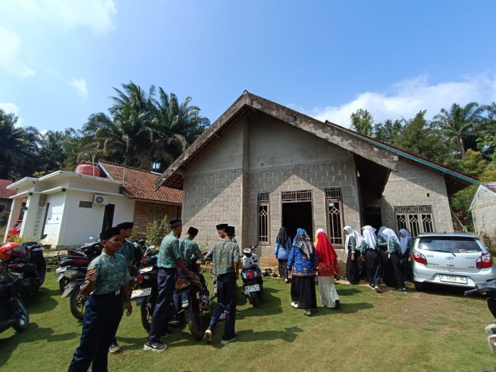 Turut Berduka Atas Musibah Kebakaran Rumah Siswa, Keluarga Besar MTsN 5 Merangin Kunjungi Kediaman Silaturahim