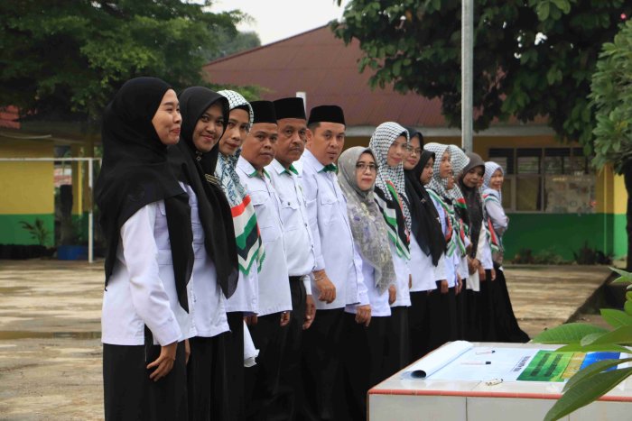 Keluarga Besar MTsN 5 Merangin Tandatangani Komitmen Bersama Ciptakan Madrasah Anti Kekerasan dan Perundungan