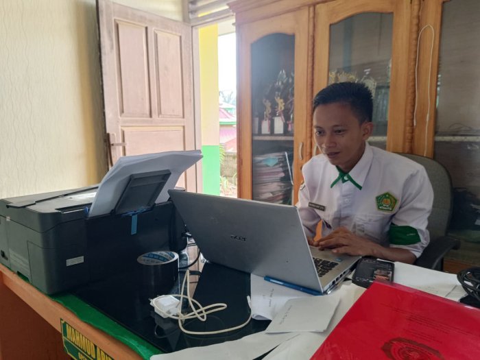 Jelang Akhir Tahun Ajaran, Guru MTsN 5 Merangin Mulai Rampungkan Input Nilai di Aplikasi RDM