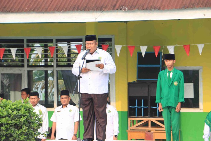 Jadi Pembina Upacara di MTsN 5 Merangin, Kepala KUA Pamenang Barat Ingatkan Siswa Jaga Akhlak dan Bijak Berteknologi Jadi Pembina Upacara di MTsN 5 Merangin, Kepala KUA Pamenang Barat Ingatkan Siswa Jaga Akhlak dan Bijak Berteknologi