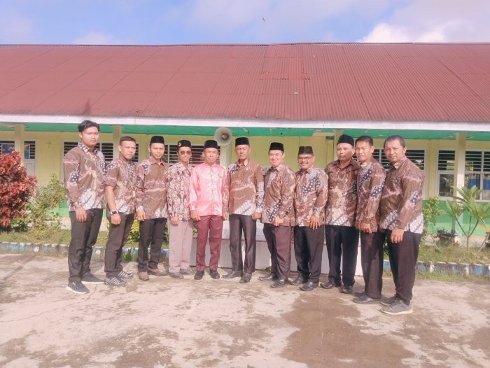 Menjadi Moment Haru, Pelepasan Kepala Mtsn 5 Merangin â€œMenjalani Karir 25 Tahun Sebagai Kamad, Tidaklah Mudahâ€