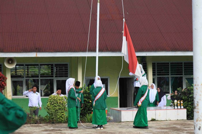 Upacara Rutin di MTsN 5 Merangin: Pembina Ingatkan Kedisiplinan, Tanggung Jawab dan Persiapan Ujian Semester Genap