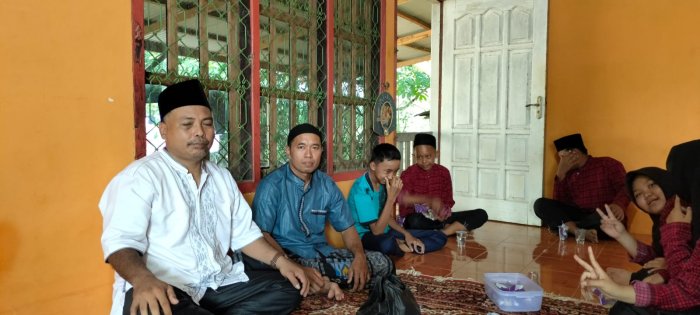 Doakan Lekas Sembuh, Wali Kelas 8B Bersama-Sama Jenguk Rekan Kelas Sakit