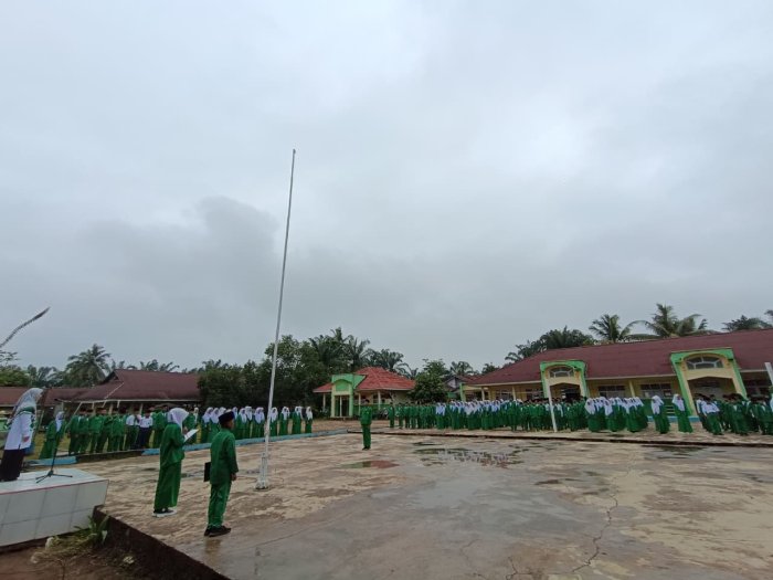 Upacara Bendera, Ani Kusumawati : Tekankan Pentingnya Adab dan Komitmen Menjaga Kebersihan Madrasah