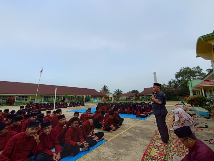 Tekankan Tanggung Jawab dan Kedisiplinan, PLt. Kepala MTsN 5 Merangin Beri Motivasi Saat Yasinan Rutin